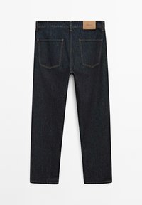 Dunkelblaue Jeans mit geradem Bein, zwei Gesäßtaschen und einem braunen Markenlabel am Bund vor weißem Hintergrund.