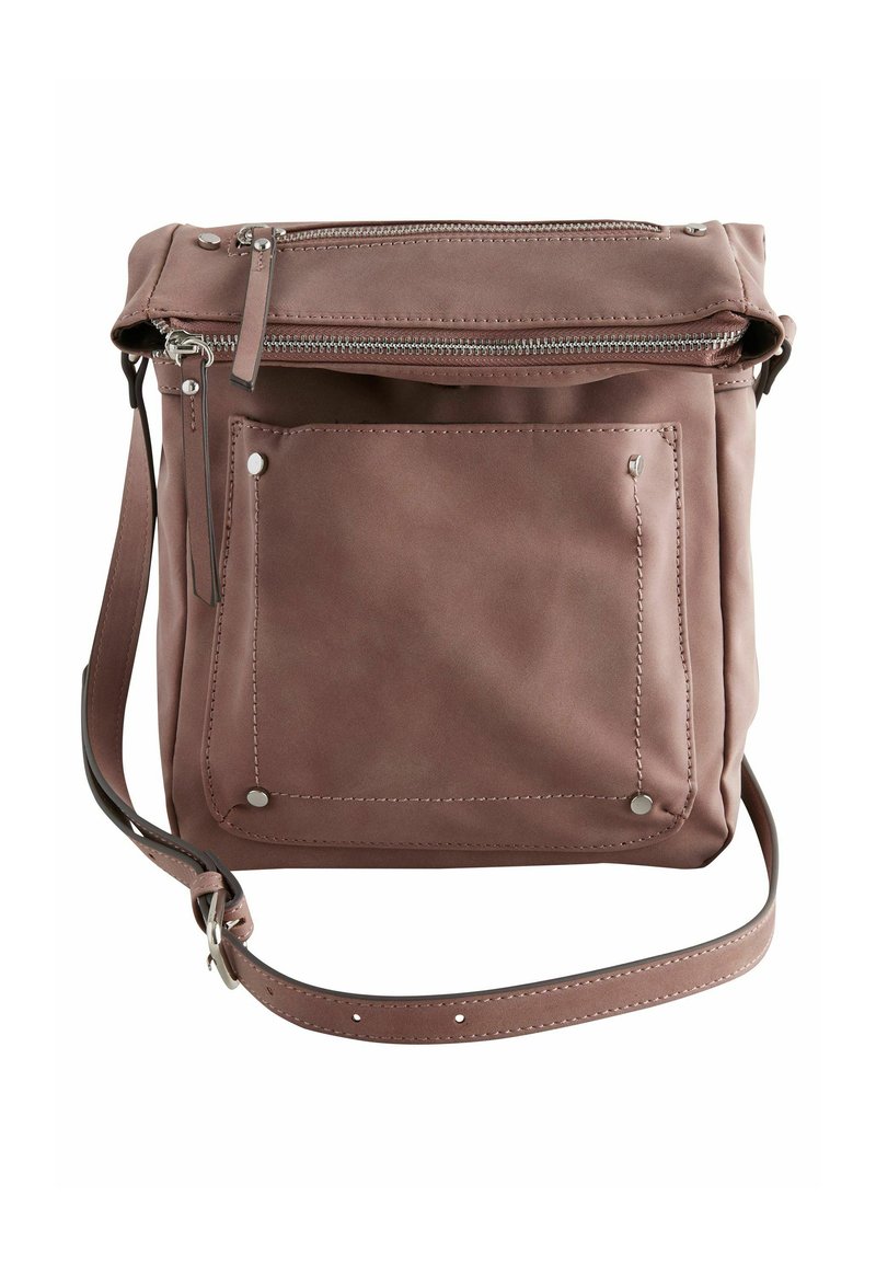 Brūnas ādas crossbody soma ar rāvējslēdzēja augšpusi, priekšējo kabatu un metāla akcentiem. Iezīmējas ar mīkstu tekstūru un regulējamu siksnu.