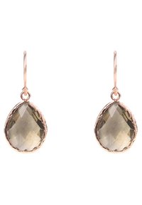 A rózsaarany csepp fülbevalók facettált szürke drágakövekből készülnek, egyszerű kampókról függnek, kiemelve áttetsző és textúrált felületüket.
