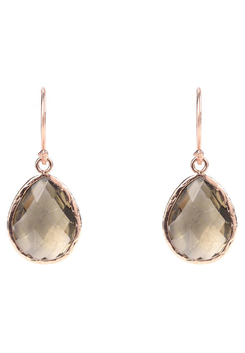 A rózsaarany csepp fülbevalók facettált szürke drágakövekből készülnek, egyszerű kampókról függnek, kiemelve áttetsző és textúrált felületüket.