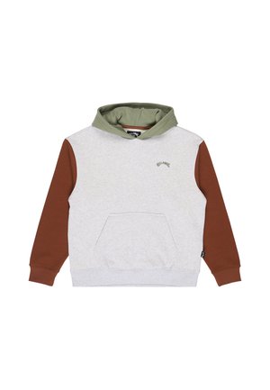 Sweat à capuche avec corps gris clair, capuche vert olive, manches couleur rouille, poche avant et petit logo sur la poitrine.