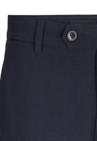 Marineblaue Hose mit strukturiertem Gewebe, flachem Vorderteil, Gürtelschlaufen und einem einzelnen Knopfverschluss am Bund.