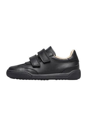 Sneaker in pelle nera con due cinturini regolabili a strappo e suola in gomma texturizzata, mostrato in profilo laterale su uno sfondo bianco.
