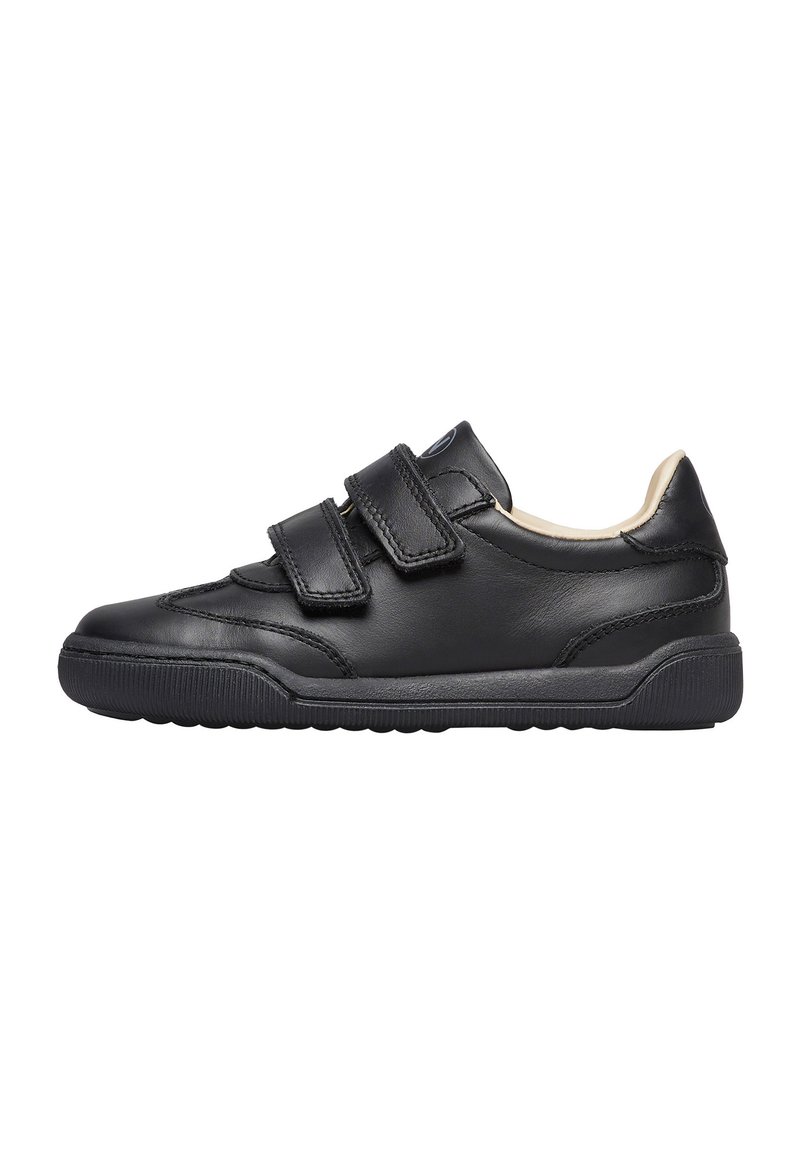 Sneaker in pelle nera con due cinturini regolabili a strappo e suola in gomma texturizzata, mostrato in profilo laterale su uno sfondo bianco.