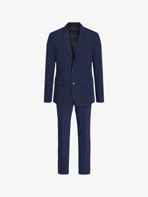 Σκούρο μπλε κοστούμι με σακάκι μονής σειράς κουμπιών, δύο κουμπιά, πέτα notch και πλαϊνές τσέπες, σε συνδυασμό με παντελόνι ίσιας γραμμής.