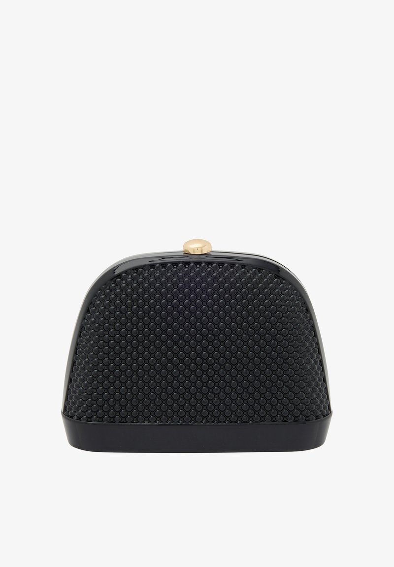 Fekete, strukturált kézitáska, kis kör alakú mintákkal textúrázott felülettel, lekerekített tetejével és arany záródással.
