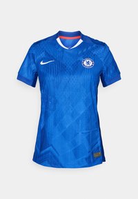 Dres Chelsea nogometnog kluba u vibrantnoj plavoj boji, s suptilnim geometrijskim uzorkom, bijelom ovratniku i Nike logotipom na prednjem dijelu.