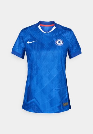 Maillot du Chelsea Football Club en bleu vif, avec un motif géométrique subtil, un col blanc et le logo Nike à l'avant.