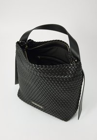 Borsa a tracolla in pelle intrecciata nera con forma strutturata, dotata di una singola tracolla, accessori in oro e diversi scomparti interni.