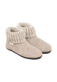 Un paio di pantofole in lana beige con risvolti in maglia e suole nere, progettate per il comfort e il calore indoor.