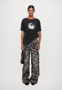 rag & bone DISCO BOYFRIEND TEE - Apdrukāts T-krekls - blackmult