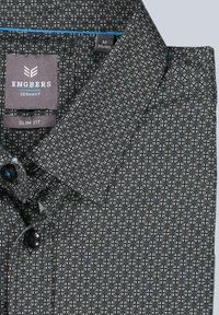 Schlankes Hemd in Dunkelgrau mit geometrischem Muster, featuring einen button-up Kragen, schwarze Knöpfe und einem Etikett mit der Größe M.