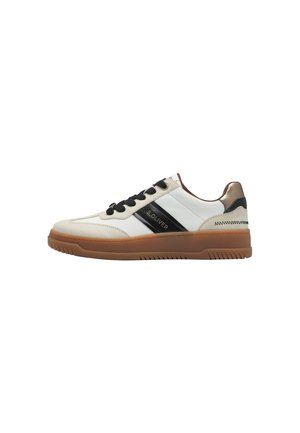 Sneaker bianco e nero a profilo basso, in materiali sintetici e pelle, con suola in gomma marrone e dettagli cuciti. Lacci neri e accenti del logo.