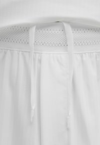 STRIPED MESH TENNIS SHORT 13CM - Športne kratke hlače - white