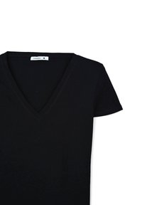 T-shirt nera a V realizzata in tessuto morbido, con maniche corte e un design semplice, dotata di una piccola etichetta sul collo.