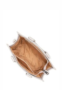 Biała skórzana torebka na zamek. Wnętrze wykończone beżową tkaniną z nadrukowaną nazwą marki. Zawiera dwie boczne kieszenie.