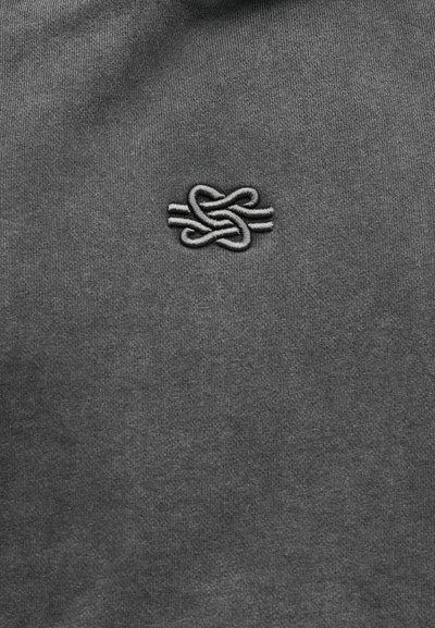 Φούτερ ανθρακί με μαλακή υφή, που διαθέτει ένα διακριτικό γκρι κεντημένο λογότυπο κόμπου στο πάνω αριστερό μέρος.