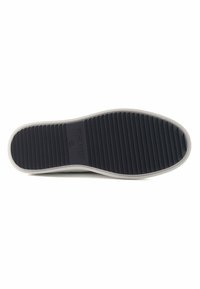 Sko-sål i sort gummi med vandrette riller. Har branding "NINE WEST" og en lys grå kant omkring kanten.