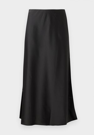 Jupe maxi en satin noir avec une texture lisse, dotée d'une fente latérale subtile pour la liberté de mouvement et d'une silhouette fluide.