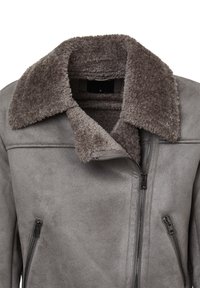 Giacca in finta suede grigia con un ampio colletto in shearling marrone testurizzato e due tasche con cerniera. Presenta una chiusura frontale con cerniera.