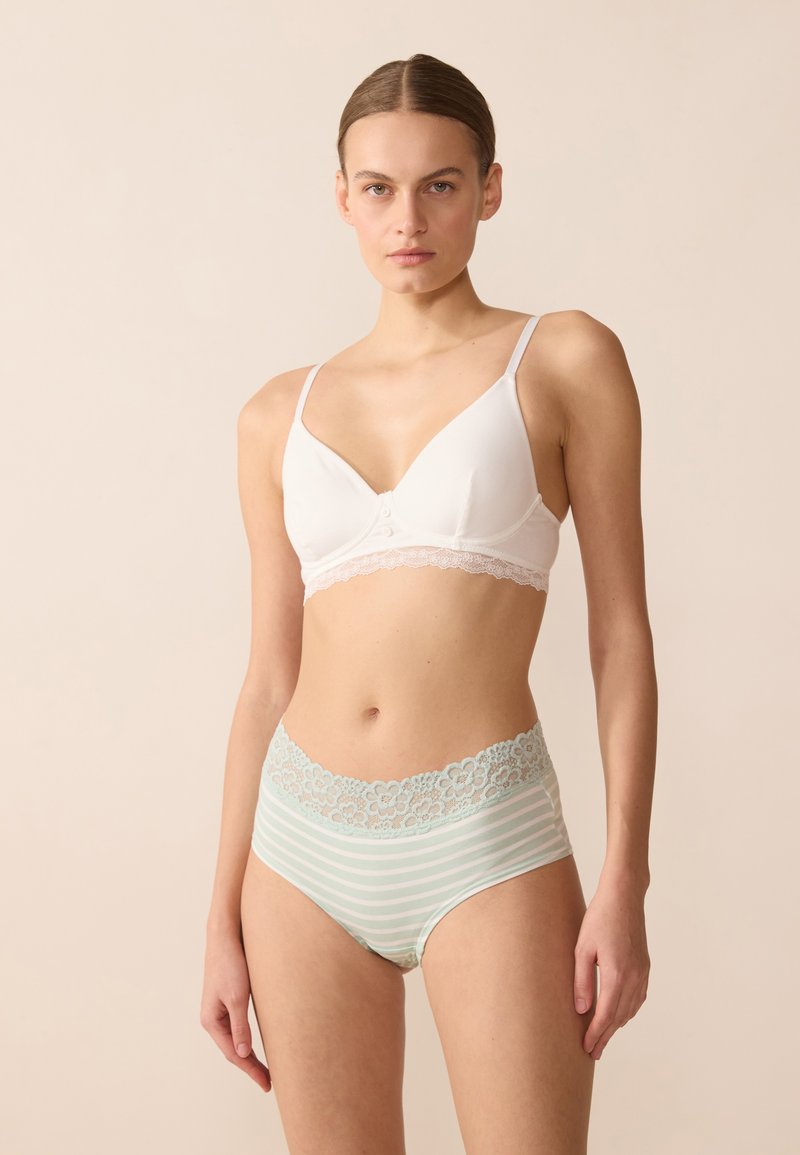 Witte katoen bralette met kanten rand, gecombineerd met mintgroene gestreepte hoge taille slipjes met een kantelastiek. Eenvoudig ontwerp, zachte textuur.