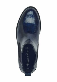 Scarpa slip-on blu navy con tomaia in pelle lucida, pannelli laterali elastici e linguetta a strisce a contrasto, caratterizzata da una punta rotonda e suola testurizzata.