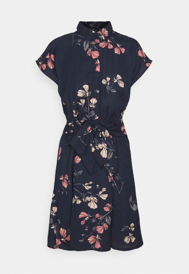 Robe florale marine à manches courtes, avec un devant boutonné et une ceinture réglable. Présente des motifs de fleurs roses et crème sur un tissu lisse.