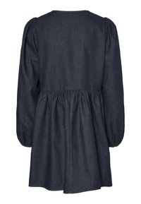 Vestido de ganga em azul escuro com mangas longas bufantes, decote redondo e uma cintura franzida, apresentando uma silhueta em A com saia rodada.