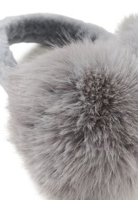 Náušníky z umelého kožušiny v jemnej sivej farbe s guľatým, nadýchaným dizajnom. Majú textúrovaný, plyšový povrch a flexibilný mostík pre pohodlie.