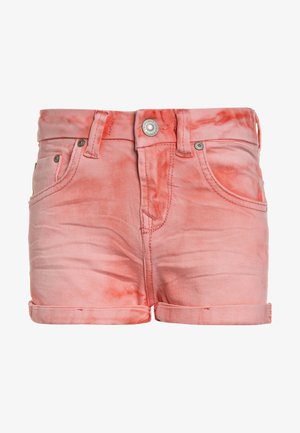 Pantalones cortos de mezclilla teñidos en rosa con bolsillos delanteros, trabillas para cinturón, cierre de botón metálico y dobladillos enrollados.