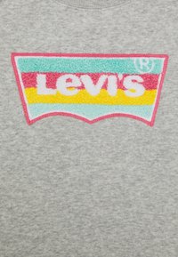 Sudadera gris con un logotipo de Levi's texturizado y multicolor en rosa, amarillo y turquesa dentro de un contorno contrastante.