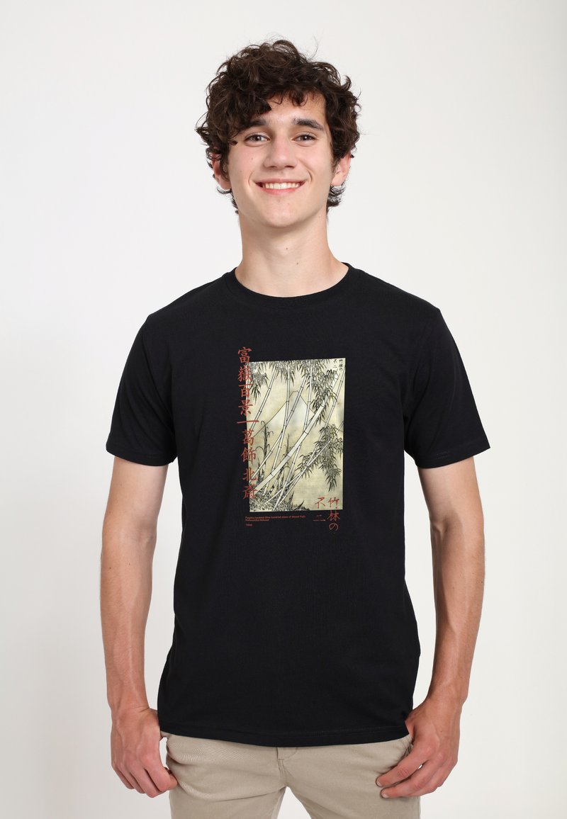 Sort t-shirt med et trykt design af bambus i dæmpede farver med røde tekstakcenter. Bomuldsstof med en klassisk pasform.
