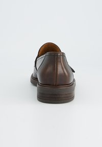 Braune Lederschuhe mit abgerundetem Rücken, glatter Oberfläche und kontrastierenden Nähten. Niedriger Absatz mit Holzoptik und einem dezenten Design.