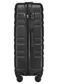 Valise rigide noire avec surface texturée, rainures horizontales et roues double rotation. Équipée d'un verrou à combinaison intégré.