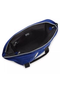 Sac en tissu bleu avec une fermeture éclair et un intérieur noir, possède une étiquette "kipling live light" et comprend des poches intérieures ainsi qu'une poignée robuste.