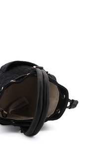 Borsa a mano in tessuto nero con motivo trapuntato, manici in pelle liscia, dettagli in metallo dorato e fodera interna beige chiaro.