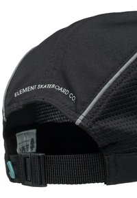 Zwarte pet met stoffen textuur, met een reflecterende grijze streep en de tekst "ELEMENT SKATEBOARD CO." nabij de achterkant. Inclusief een verstelbare strap.