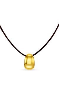 Pendentif en or avec une forme lisse et arrondie sur un cordon marron foncé. Le pendentif a une surface brillante et réfléchissante ainsi qu'un design simple.
