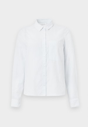 Camicia button-up blu chiaro, a maniche lunghe, con colletto, righe verticali e taschino sul petto. Realizzata in tessuto morbido.