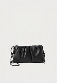 Fekete bőr kézitáska összegyűrt dizájnnal, állítható pánttal és ezüstszínű fém részletekkel. Simogató tapintású, minimalista részletességgel.