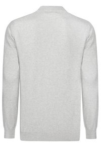 Lysegrå strikket sweater med rund hals, lange ærmer og ribbede manchetter og kant. Glat tekstur med minimal detaljer.