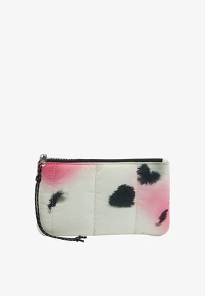 Prostokątna pikowana saszetka w różowo-białym wzorze tie-dye z czarnymi plamkami w kształcie serca, z czarnym zamkiem błyskawicznym i sznurkiem do ciągnięcia.