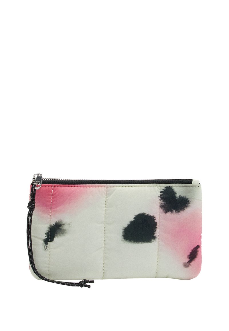 Prostokątna pikowana saszetka w różowo-białym wzorze tie-dye z czarnymi plamkami w kształcie serca, z czarnym zamkiem błyskawicznym i sznurkiem do ciągnięcia.