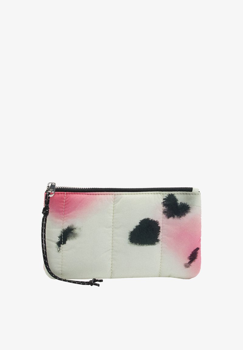 Prostokątna pikowana saszetka w różowo-białym wzorze tie-dye z czarnymi plamkami w kształcie serca, z czarnym zamkiem błyskawicznym i sznurkiem do ciągnięcia.