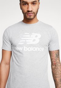 New Balance ESSENTIALS STACKED LOGO  - T-shirts print - athletic gre
