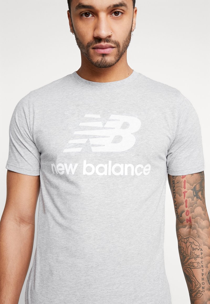 Herren T-Shirts basic | New Balance ESSENTIALS STACKED LOGO T-Shirt print athletic gre/dunkelgrau-meliert - ZU76313 Herren T-Shirts basic | New Balance ESSENTIALS STACKED LOGO T-Shirt print athletic gre/dunkelgrau-meliert - ZU76313