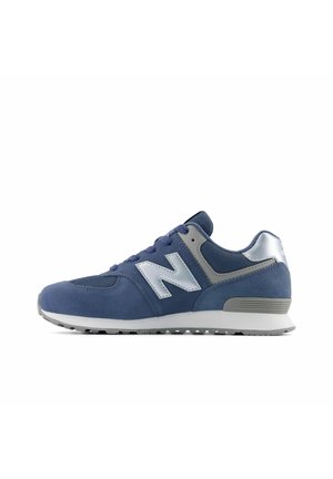 Blauer und grauer New Balance Sportschuh mit Mesh- und Wildleder-Obermaterial, Schnürverschluss und gedämpfter Sohle, von der Außenseite gesehen.