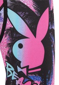 Leggings de sport noirs arborant un logo rose du lapin Playboy et un texte audacieux sur un fond texturé et coloré avec des designs abstraits.