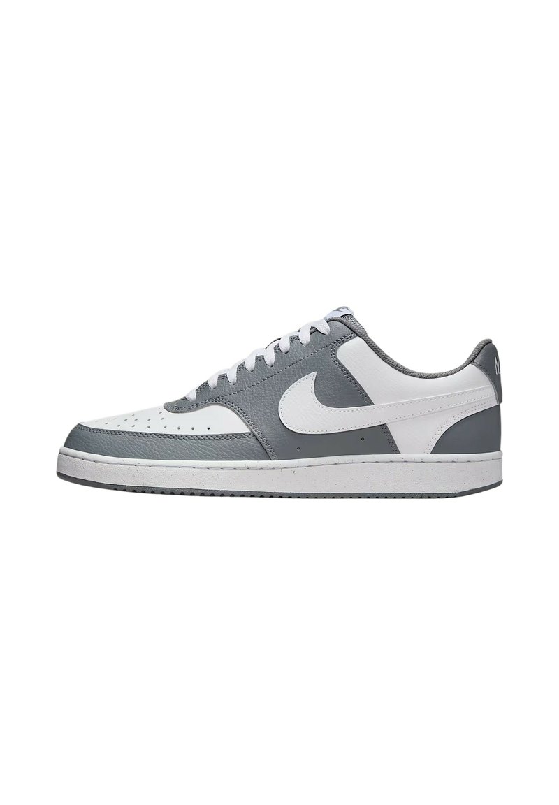 Graue und weiße Lederturnschuhe im Low-Top-Design, mit einem strukturierten grauen Obermaterial, weißer Zwischensohle und prominentem Swoosh-Logo.