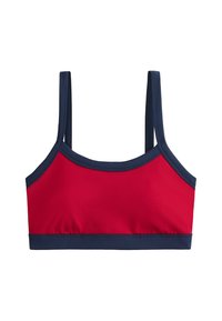 Brassière de sport rouge avec bordure bleu marine le long des bords et des bretelles, présentée à plat sur un fond blanc.